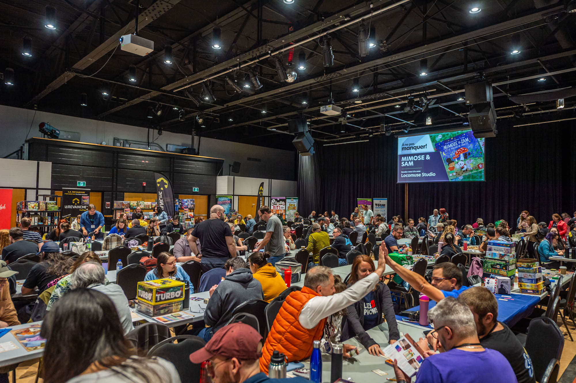 Joueurs autour d'une table de jeux